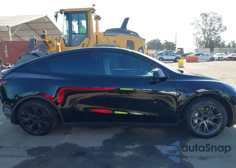 2025 Tesla Model Y Long Range Dual Motor All-Wheel Drive z USA, uszkodzony, nr VIN 7SAYGDED9SF278016